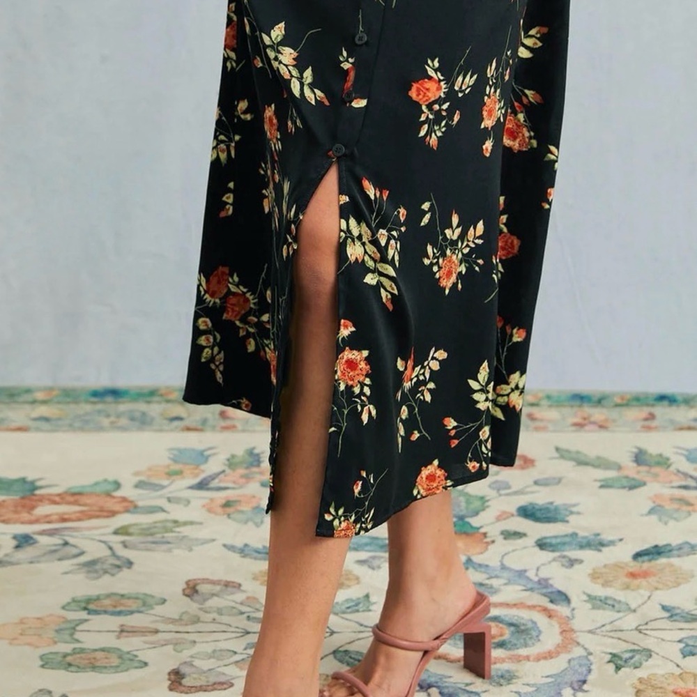 Rihoas, NWT, The Black V Neck Floral Short Sleeve Maxi Dress . - Picture 8 of 9